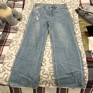 I’m selling these jeans, they have never been warn